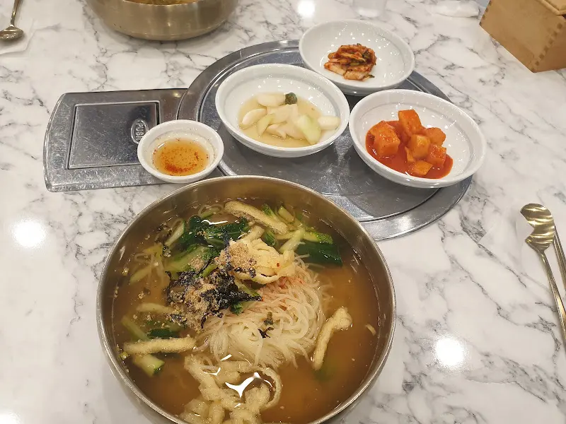 정갈하게 담겨 나온 수제국수 한 상