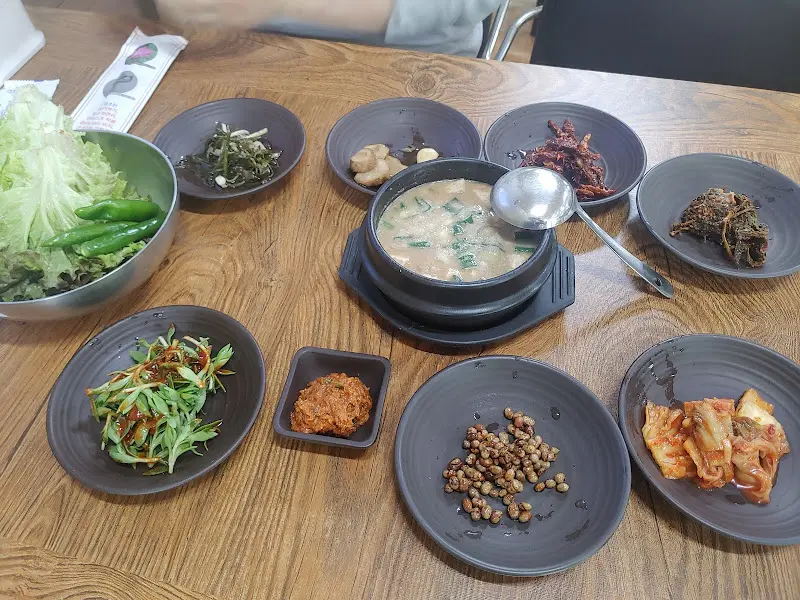 다채로운 밑반찬 구성