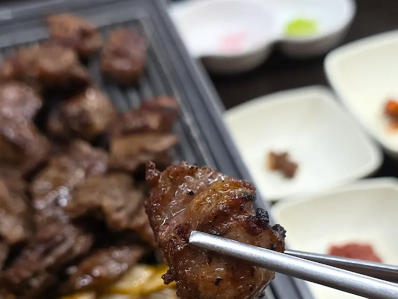 윤기가 흐르는 깍둑 가브리살 한 점