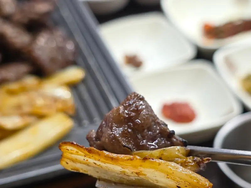 가브리살과 구운 김치의 환상적인 조합