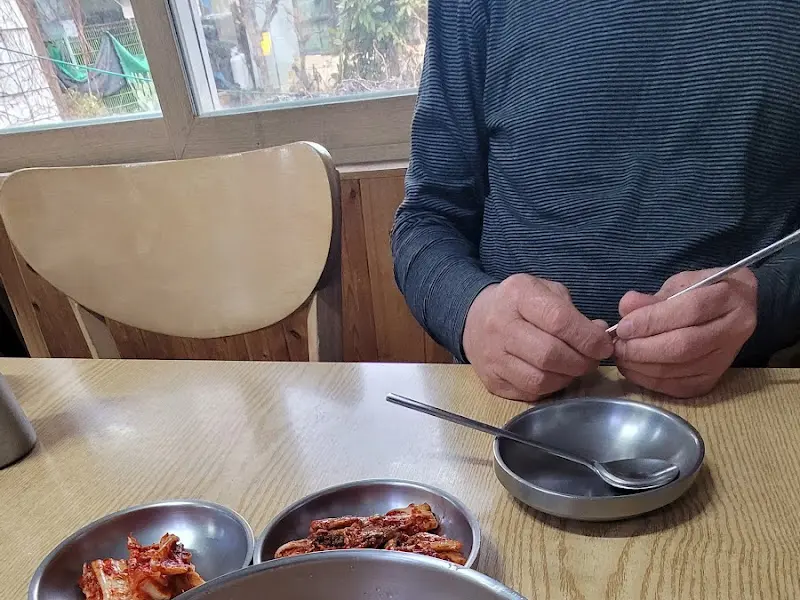 한치물회 먹는 모습