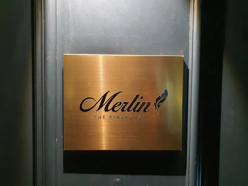 Merlin 간판