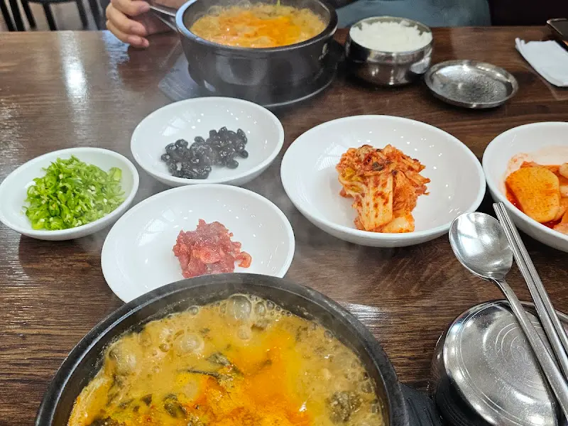 추어탕과 정갈한 밑반찬 한 상 차림