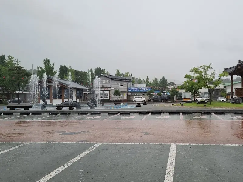 식당 앞 넓은 주차장