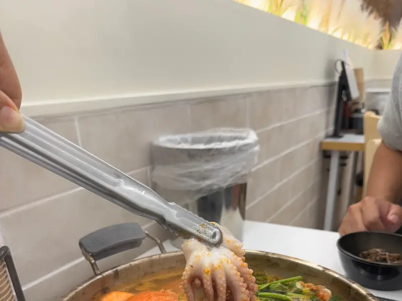 꽃게탕 속 오동통한 낙지