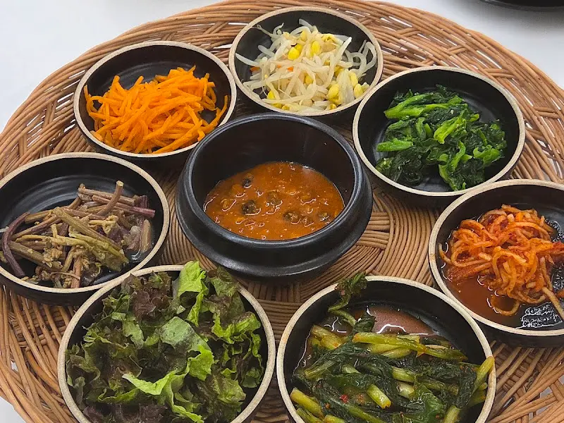 색색깔의 나물들이 담긴 쟁반