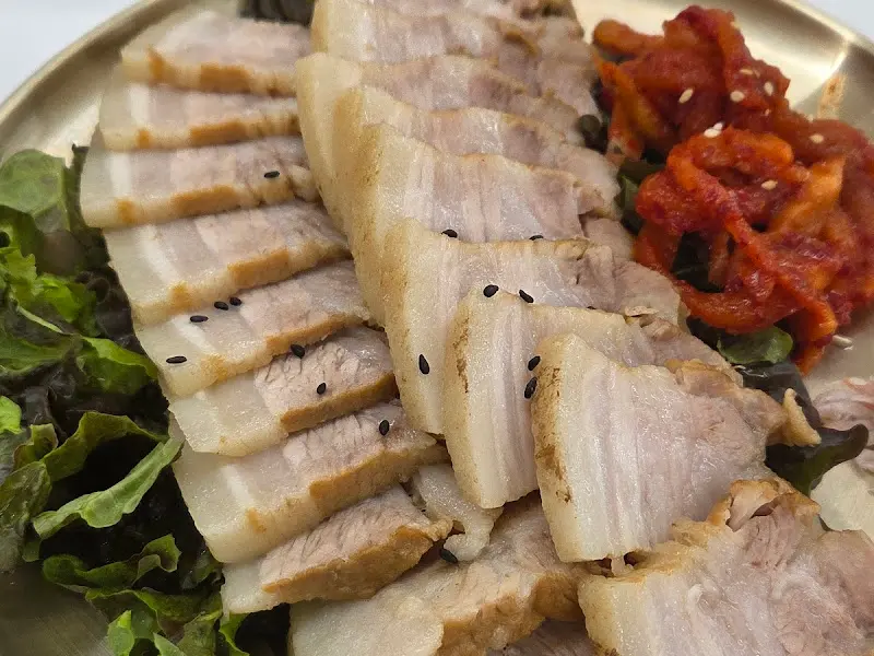 윤기가 좌르르 흐르는 수육