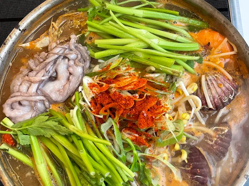 해산물이 가득한 꽃게 해물탕