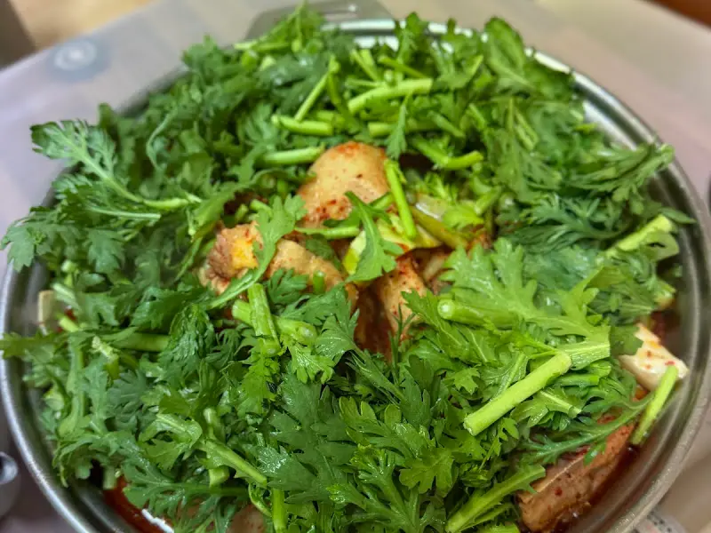 미나리가 듬뿍 올라간 닭볶음탕