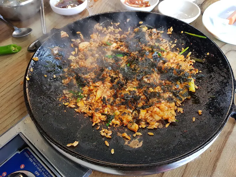 김치볶음밥 위에 김가루가 듬뿍 뿌려져 있는 모습