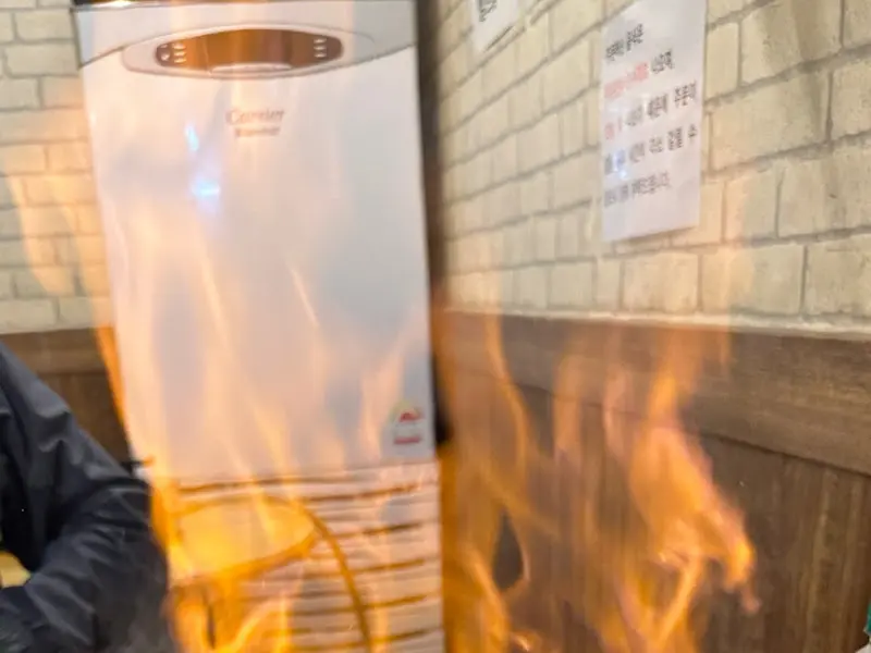 곱창에 불을 붙여 잡내를 제거하는 모습