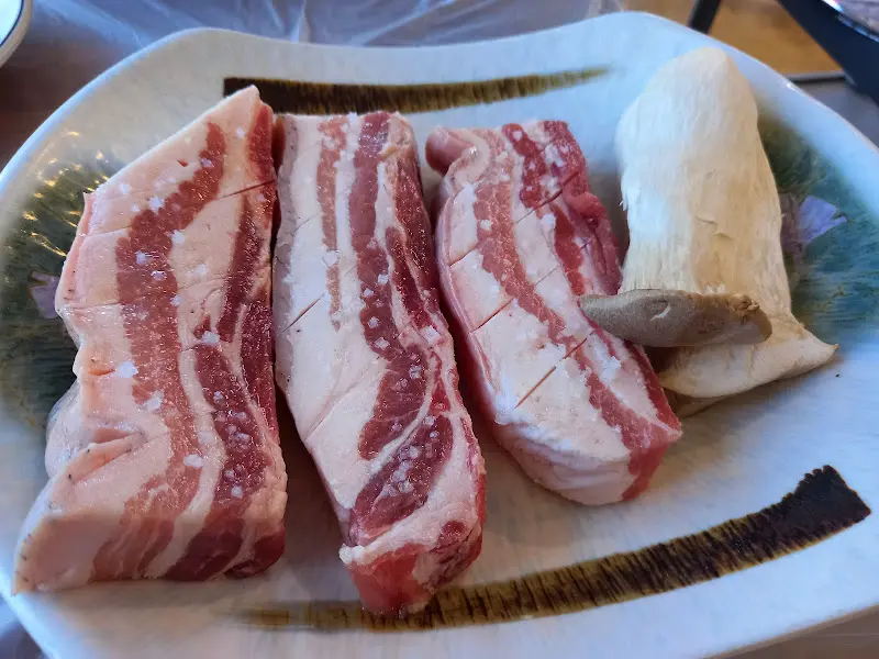 윤기가 좌르르 흐르는 흑돼지 생갈비