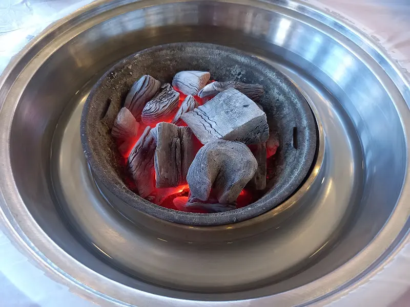 숯불 위에서 맛있게 익어가는 흑돼지