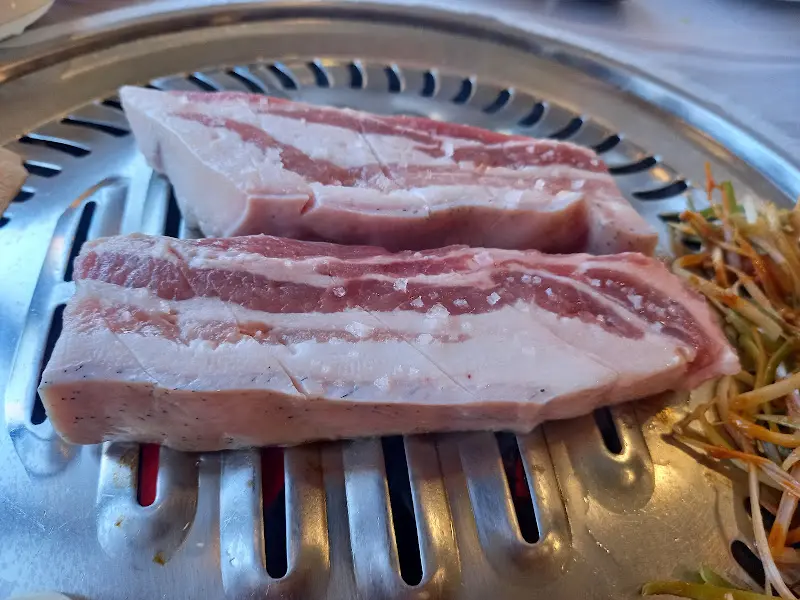 숯불에 구워 먹으니 정말 꿀맛