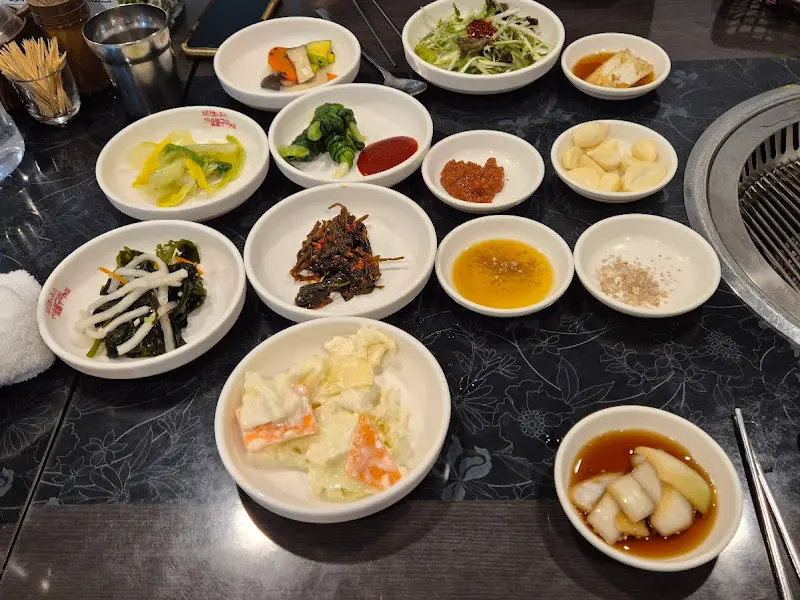 테이블 가득 차려진 밑반찬