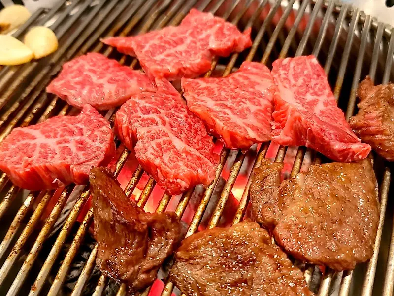 숯불 위에서 익어가는 갈비살