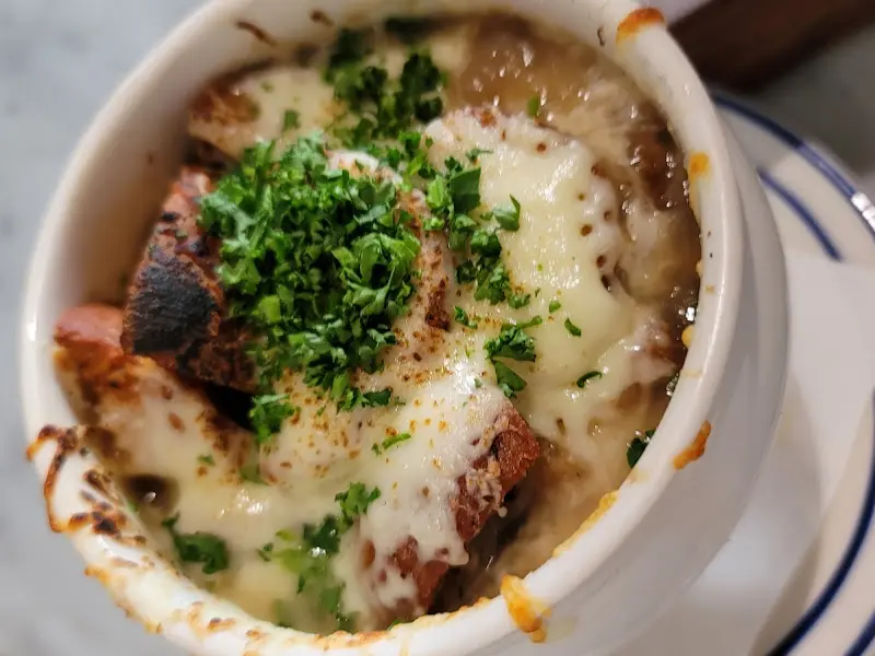 치즈가 듬뿍 올라간 양파 스프