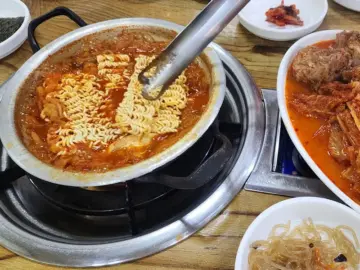 고향의 맛, 구미에서 찾은 밥도둑 김치찜의 행복한 맛집 기행
