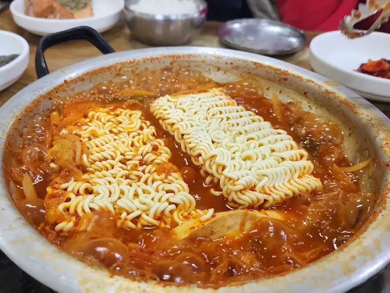 김치찌개에 라면 사리를 넣고 끓이는 모습