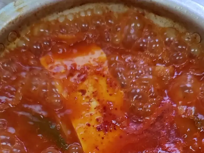 보글보글 끓고 있는 김치찌개의 클로즈업 샷