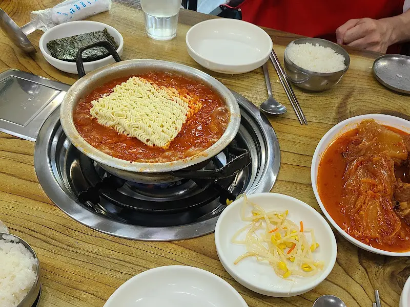 밥도둑 김치찜 한상차림
