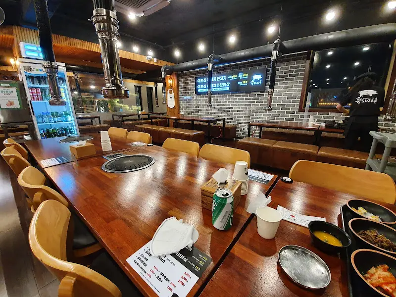 흑돼지촌 내부 테이블 전경