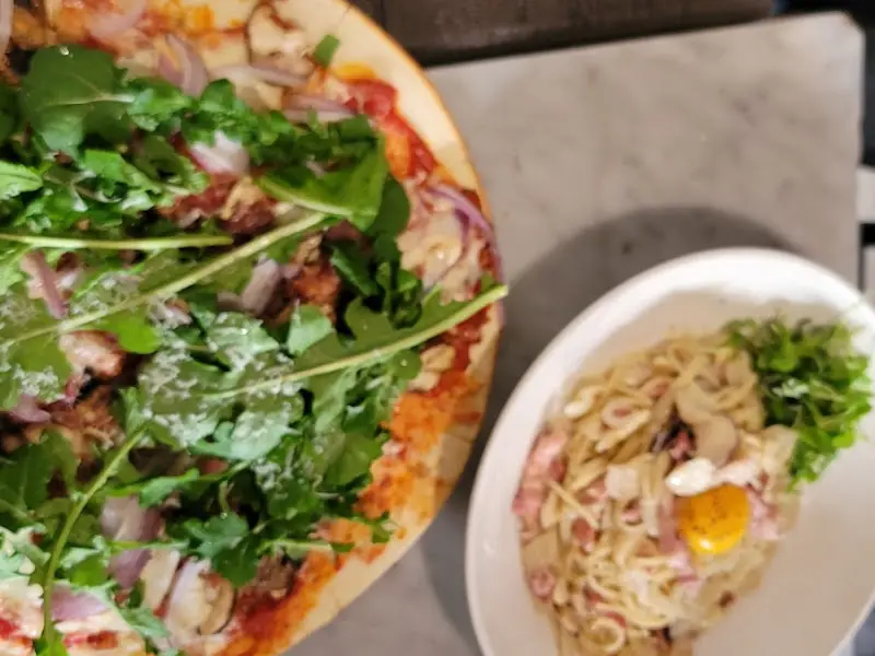 빠리가옥의 프로방살 피자와 까르보나라