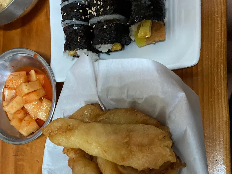 김밥과 오징어튀김의 환상적인 조합