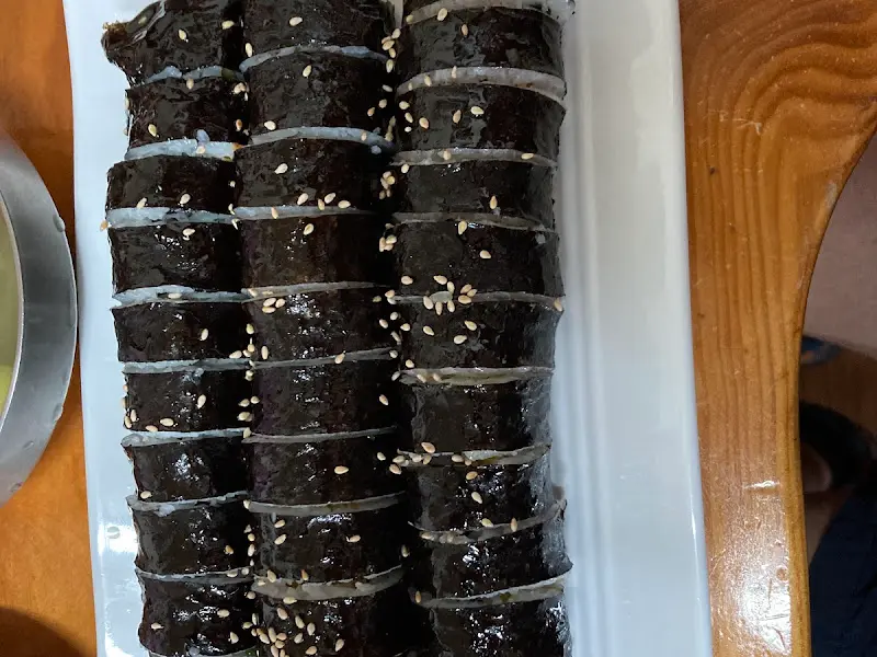 참깨 솔솔 뿌려진 김밥