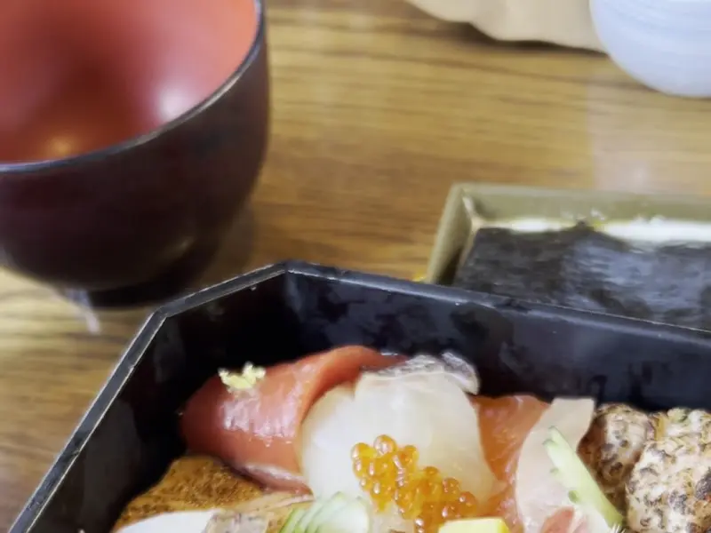 카이센동의 신선한 해산물