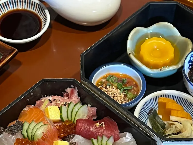 다채로운 해산물이 담긴 카이센동