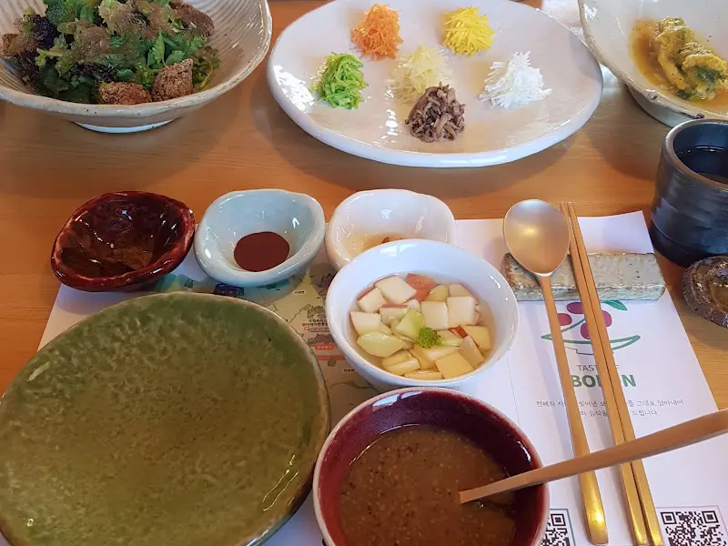 정갈하게 차려진 한 상