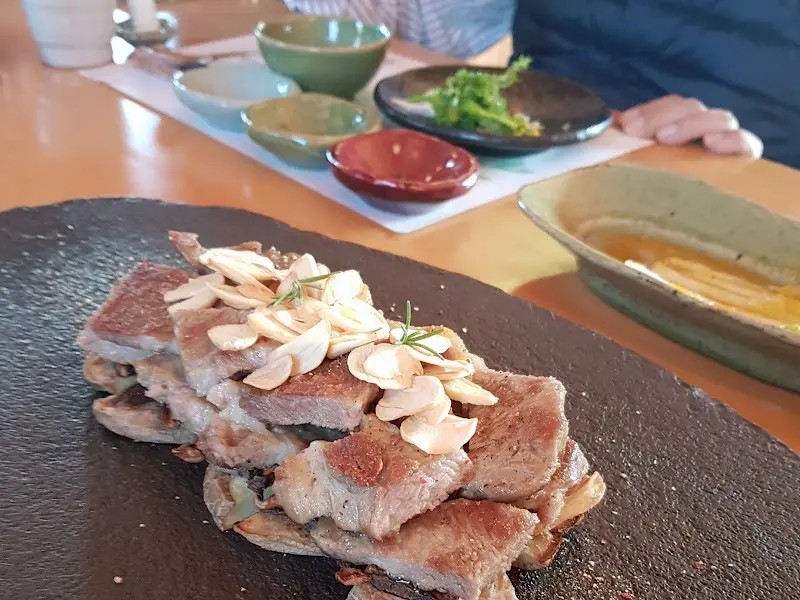 고기와 아몬드의 조화가 돋보이는 요리