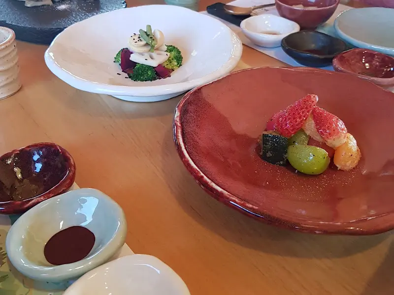 색색깔의 채소가 조화로운 한 접시