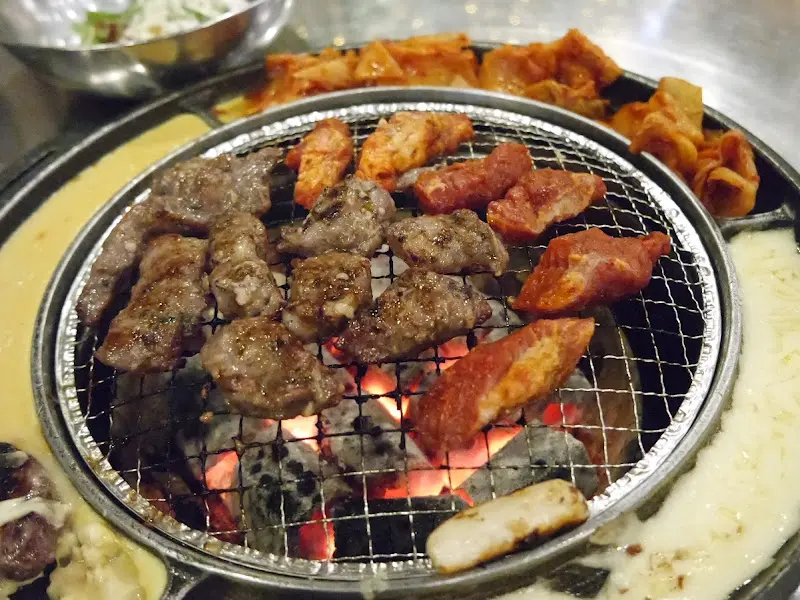 불판 가득 채운 마늘갈매기살