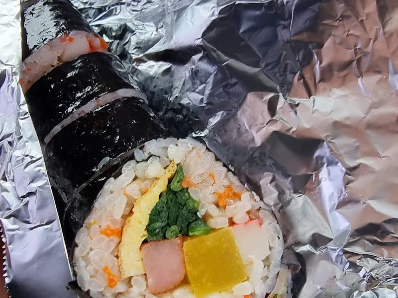 알루미늄 호일에 포장된 김밥