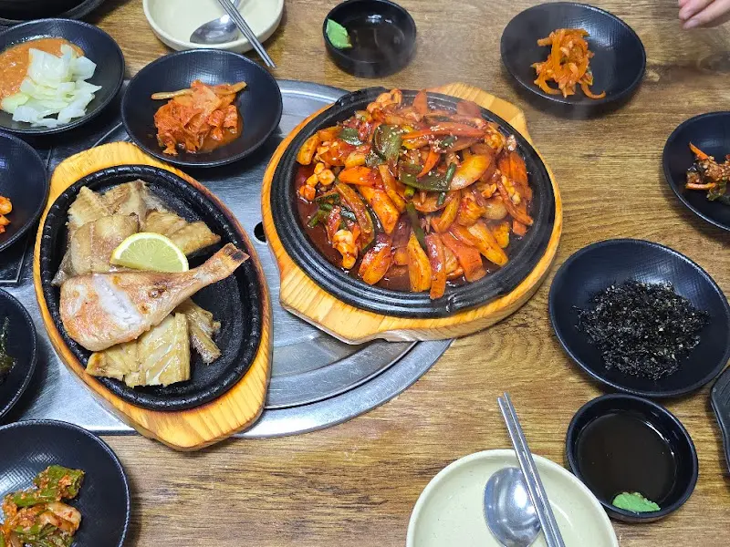 모듬 생선구이와 오징어볶음 항공샷