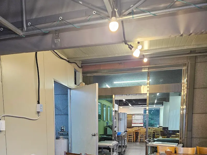 넓고 깔끔한 홀 내부