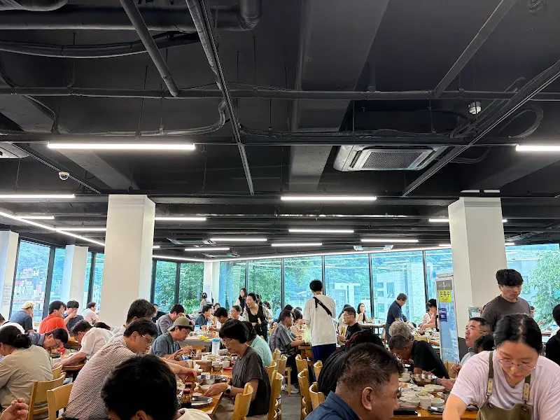 손님들로 가득한 홀 내부