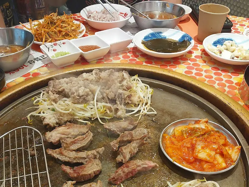 철판 위에 구워지는 고기