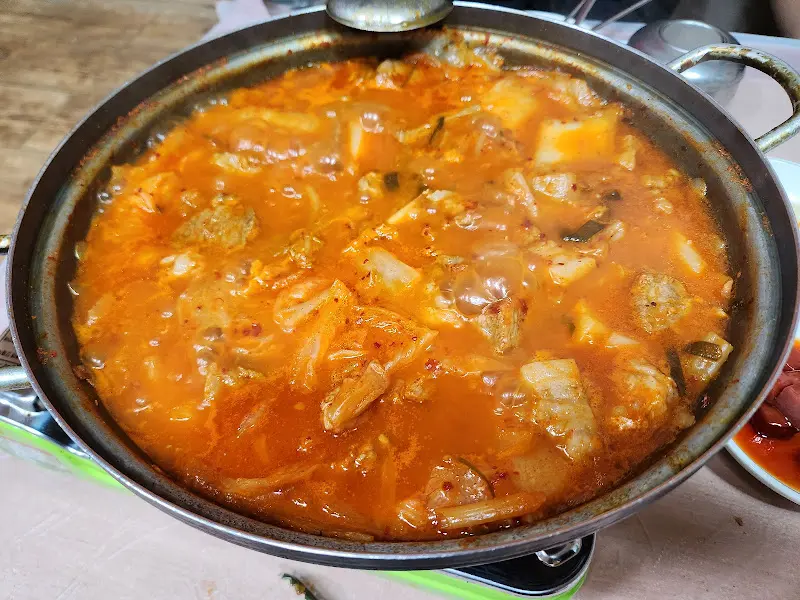 끓고 있는 김치찌개
