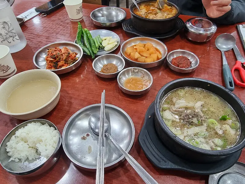 푸짐하게 차려진 기본 반찬과 순대국밥