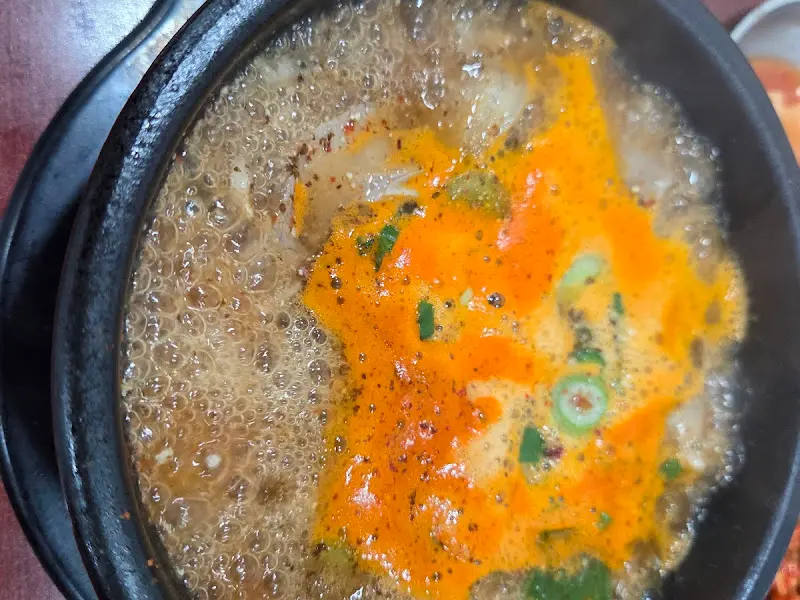 다진 양념이 듬뿍 올라간 왕순대국