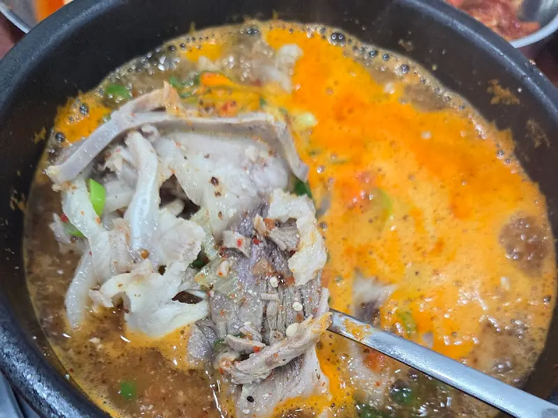 숟가락 위에 올려진 순대와 머릿고기