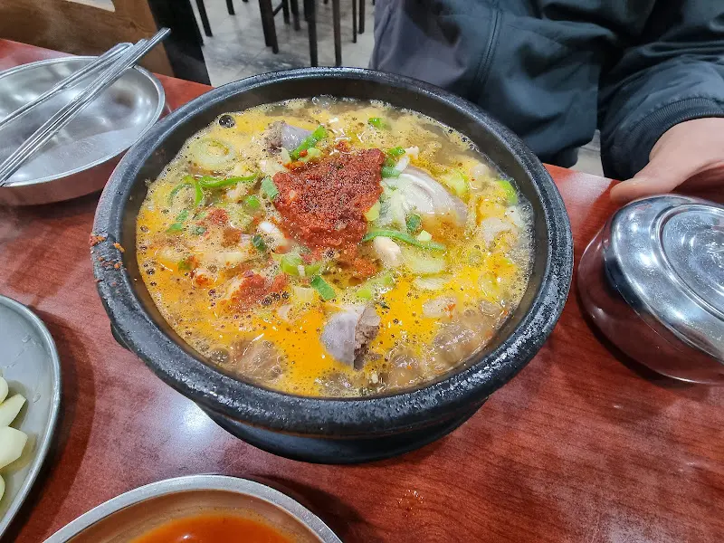 다진 양념을 푼 왕순대국