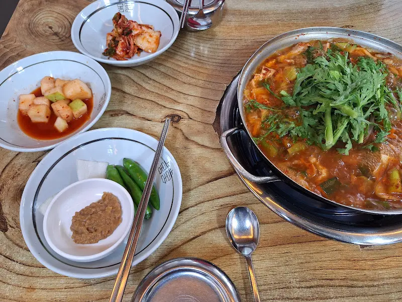 돼지찌개와 밑반찬