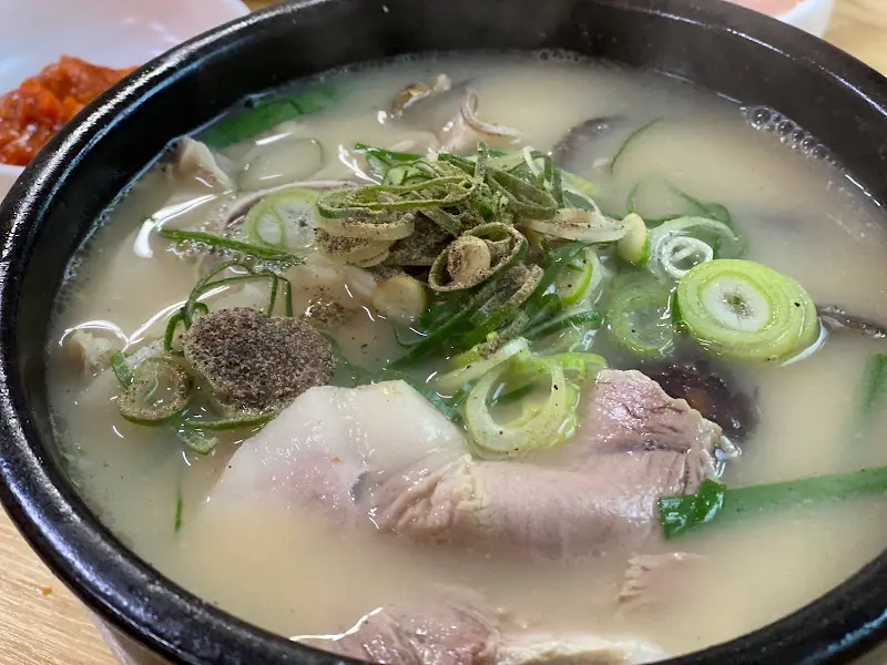 영창돼지국밥 국물 클로즈업