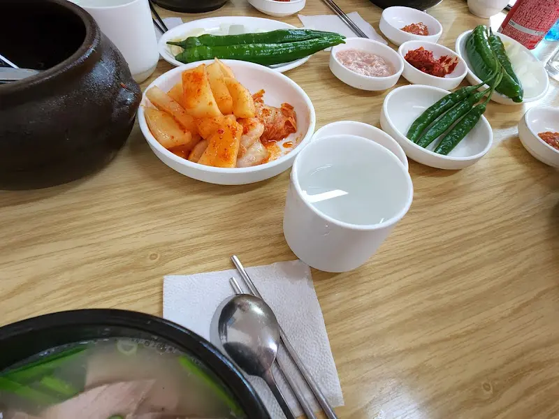 영창돼지국밥 전체 상차림