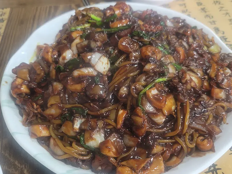 윤기 좔좔 쟁반짜장