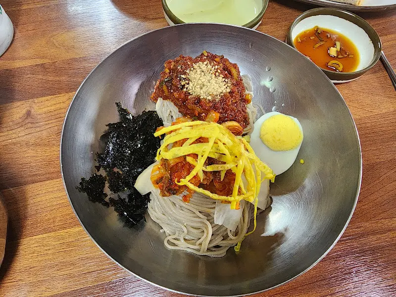 푸짐한 막국수 한 그릇